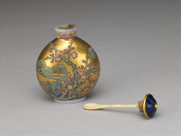 玻璃胎畫琺瑯金地歲寒三友圖鼻煙壺