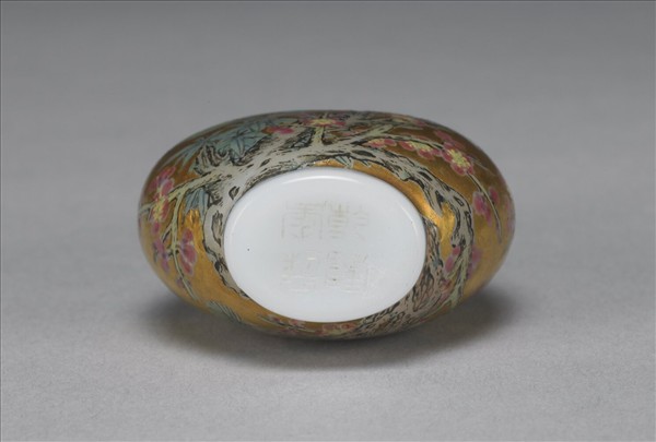 玻璃胎畫琺瑯金地歲寒三友圖鼻煙壺