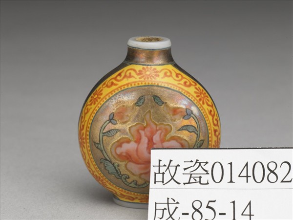 玻璃胎畫琺瑯金地西番蓮紋鼻煙壺