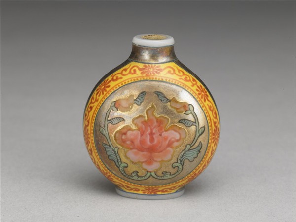 玻璃胎畫琺瑯金地西番蓮紋鼻煙壺