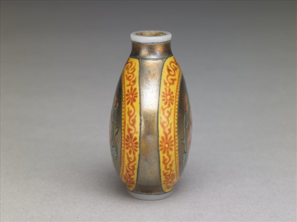 玻璃胎畫琺瑯金地西番蓮紋鼻煙壺