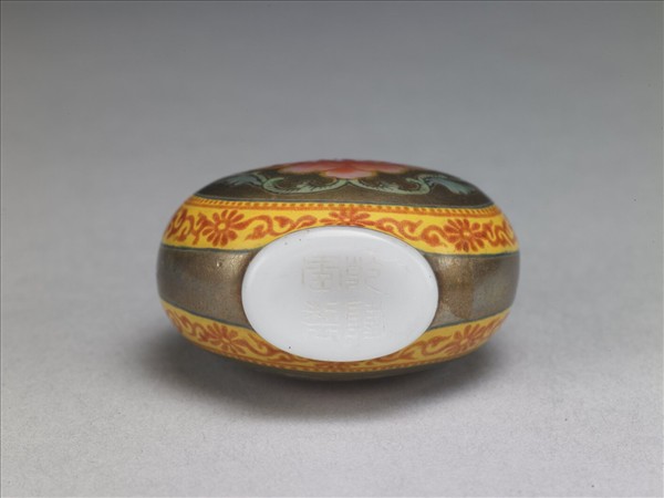 玻璃胎畫琺瑯金地西番蓮紋鼻煙壺