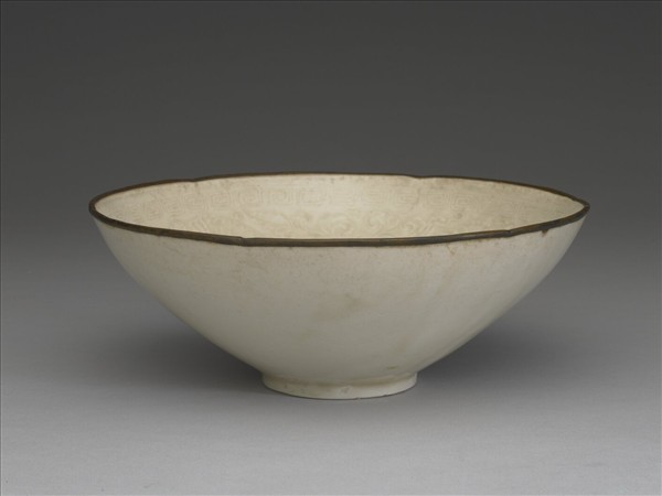 定窯 印花葵花菊紋花口碗