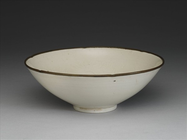 定窯 印花蓮塘浴鵝紋碗