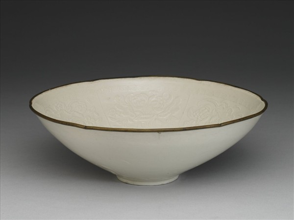 定窯型白瓷印花博古荷花碗