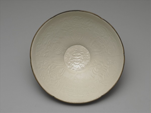 定窯型白瓷印花博古荷花碗