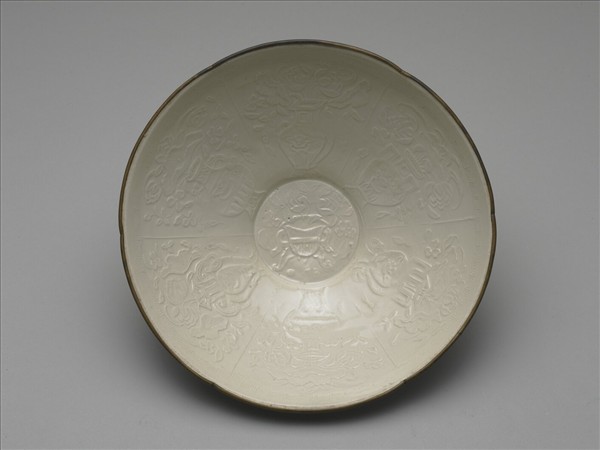 定窯型白瓷印花博古荷花碗