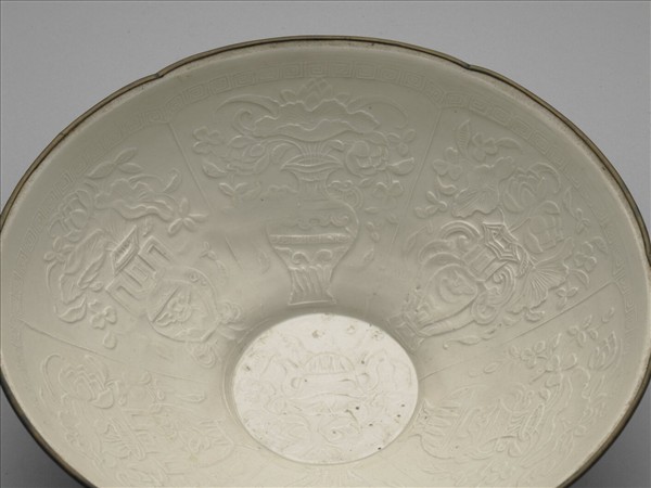 定窯型白瓷印花博古荷花碗