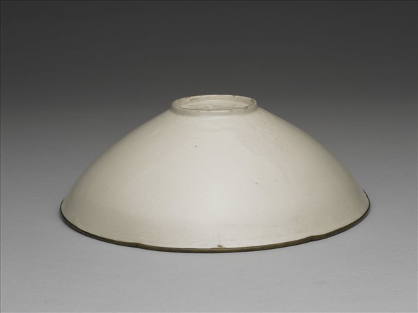 定窯型白瓷印花博古荷花碗