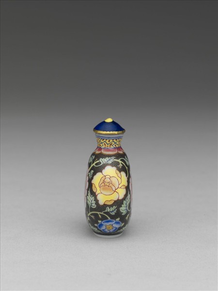 玻璃胎畫琺瑯黑地纏枝牡丹紋鼻煙壺