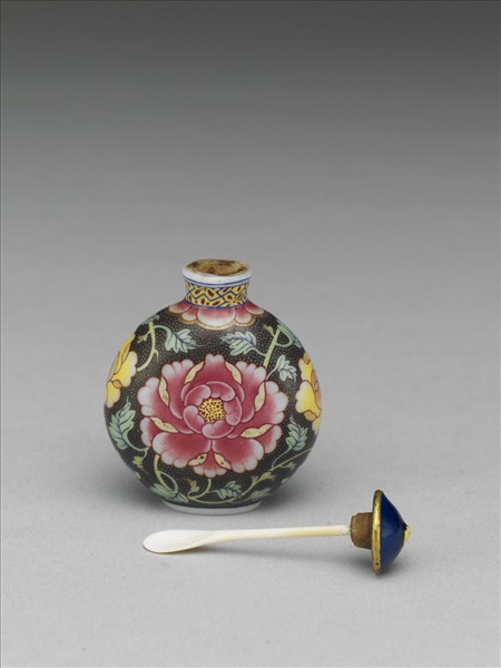 玻璃胎畫琺瑯黑地纏枝牡丹紋鼻煙壺