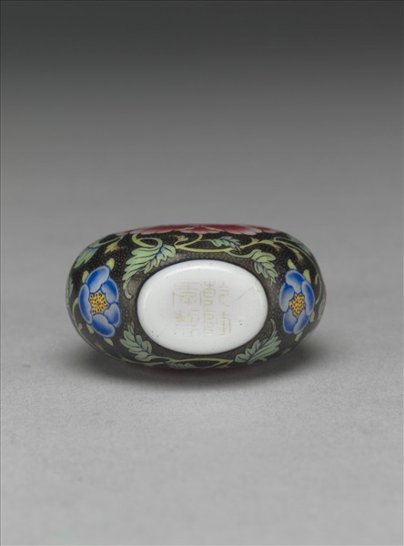 玻璃胎畫琺瑯黑地纏枝牡丹紋鼻煙壺