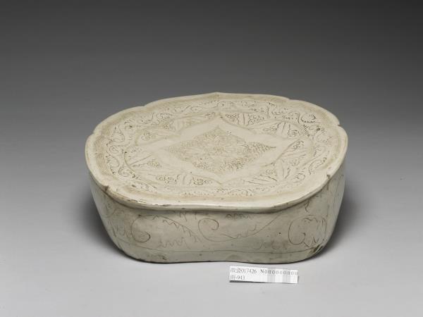 定窯系 白瓷劃花如意枕