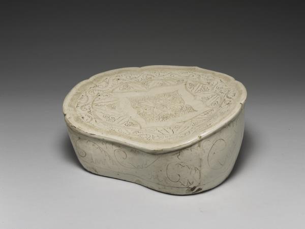 定窯系 白瓷劃花如意枕