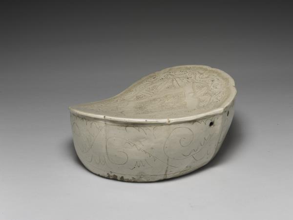 定窯系 白瓷劃花如意枕