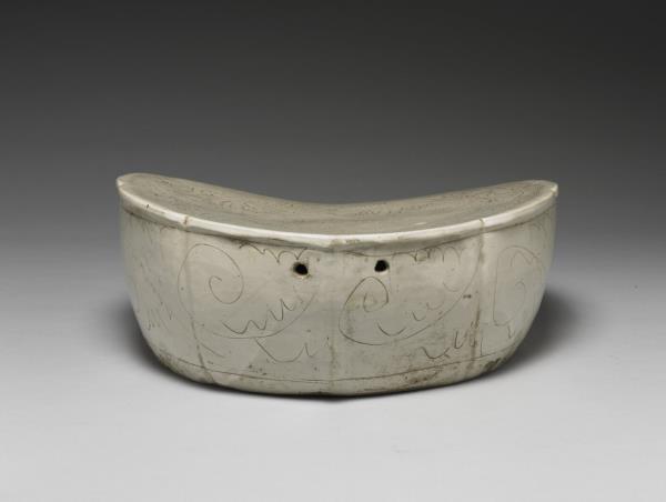 定窯系 白瓷劃花如意枕