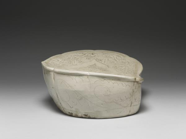 定窯系 白瓷劃花如意枕