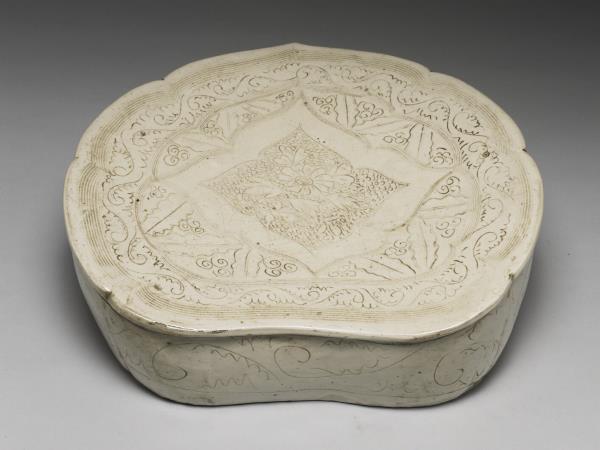 定窯系 白瓷劃花如意枕