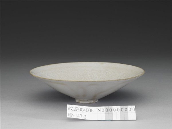 定窯 白瓷印花纏枝菊花紋碗