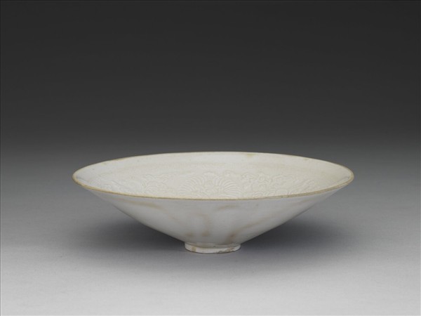 定窯 白瓷印花纏枝菊花紋碗