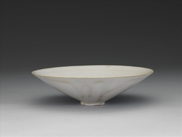 定窯 白瓷印花纏枝菊花紋碗