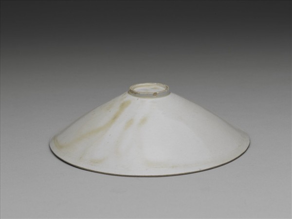 定窯 白瓷印花纏枝菊花紋碗