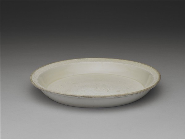 定窯 白瓷劃花螭紋折沿盤