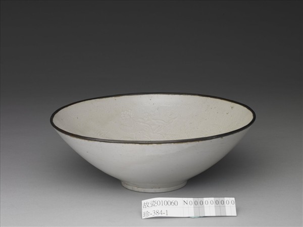 定窯 白瓷印花荷塘鷺鷥雙魚紋碗