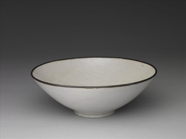 定窯 白瓷印花荷塘鷺鷥雙魚紋碗