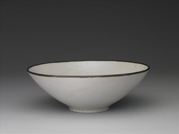 定窯 白瓷印花荷塘鷺鷥雙魚紋碗