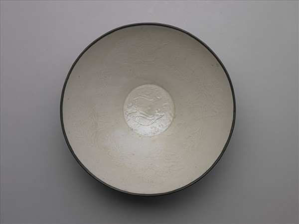 定窯 白瓷印花荷塘鷺鷥雙魚紋碗