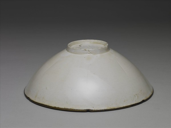 定窯 白瓷印花荷塘游魚葵花式碗