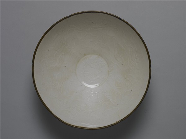 定窯 白瓷印花荷塘游魚葵花式碗