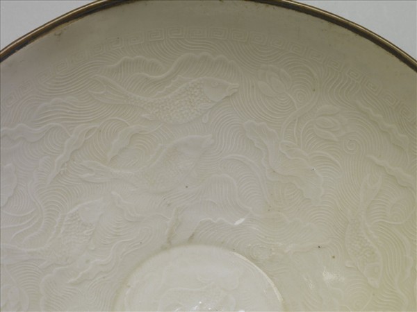 定窯 白瓷印花荷塘游魚葵花式碗