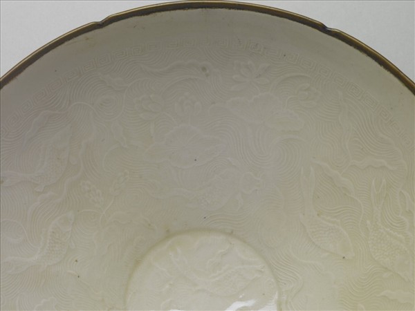 定窯 白瓷印花荷塘游魚葵花式碗