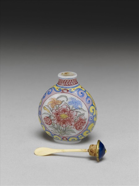 玻璃胎畫琺瑯花卉紋鼻煙壺