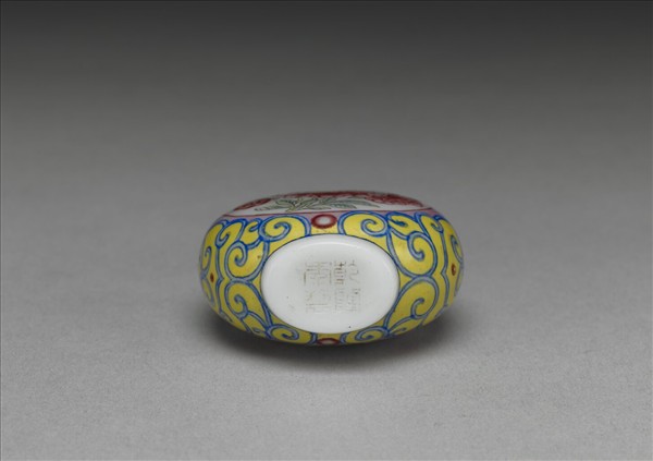 玻璃胎畫琺瑯花卉紋鼻煙壺