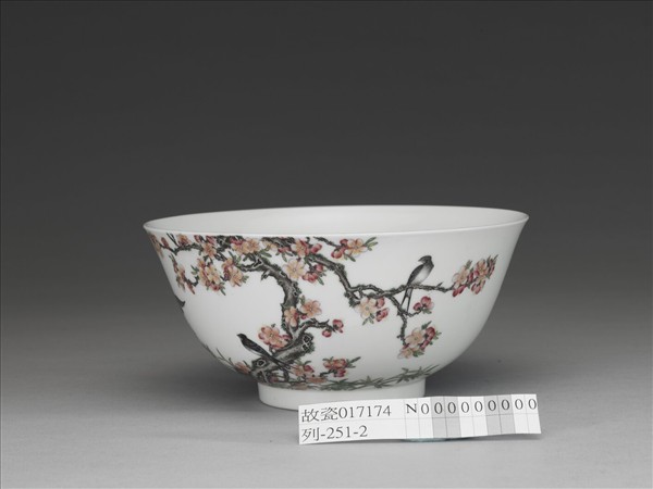 琺瑯彩瓷杏林春燕圖碗