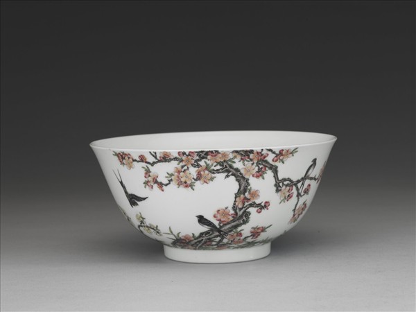 琺瑯彩瓷杏林春燕圖碗