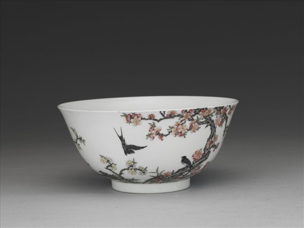琺瑯彩瓷杏林春燕圖碗