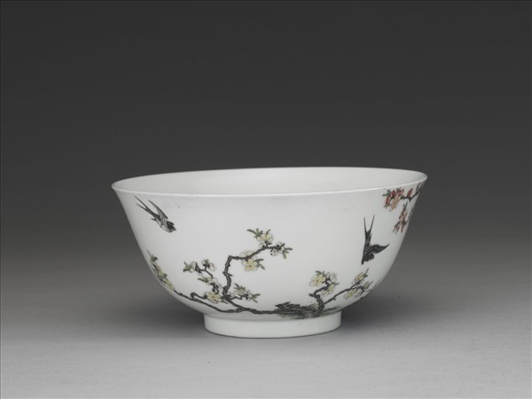琺瑯彩瓷杏林春燕圖碗