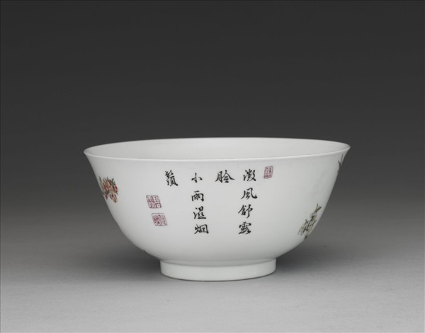 琺瑯彩瓷杏林春燕圖碗