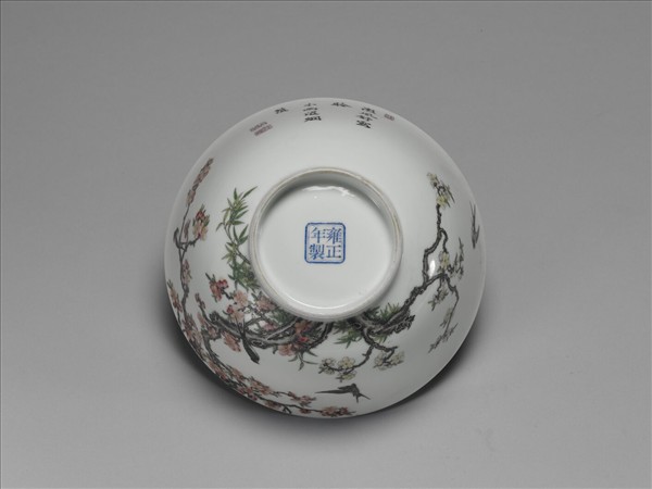 琺瑯彩瓷杏林春燕圖碗