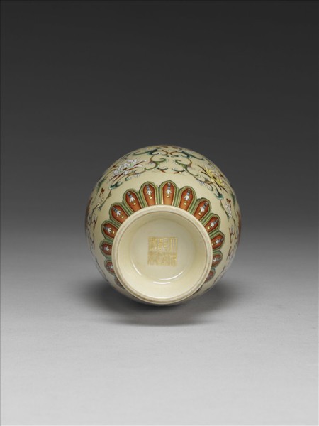 瓷胎洋彩番花觀音瓶