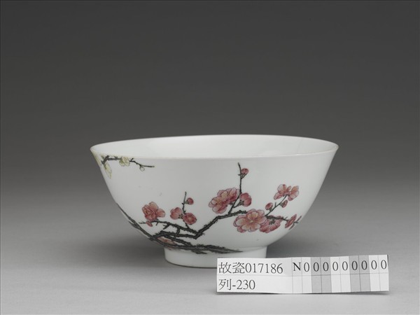 琺瑯彩梅花紋碗