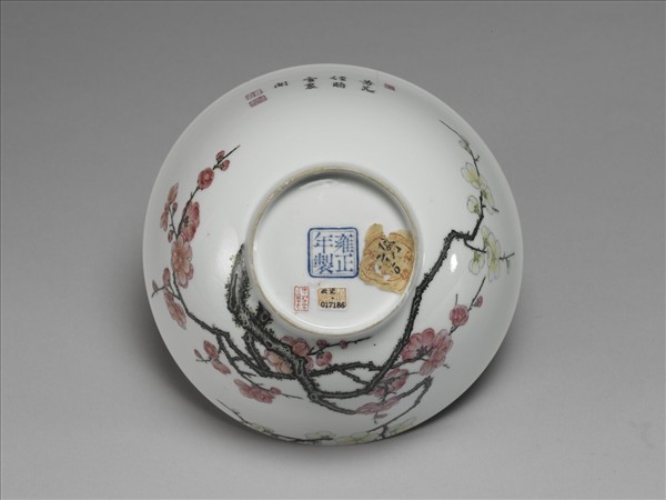 琺瑯彩梅花紋碗