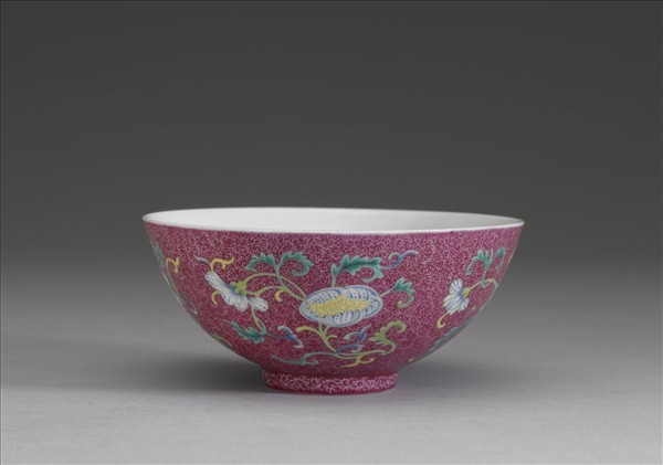 洋彩紅錦地花果紋碗
