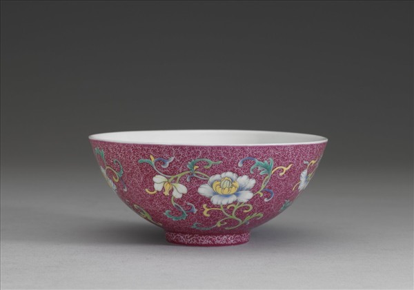 洋彩紅錦地花果紋碗