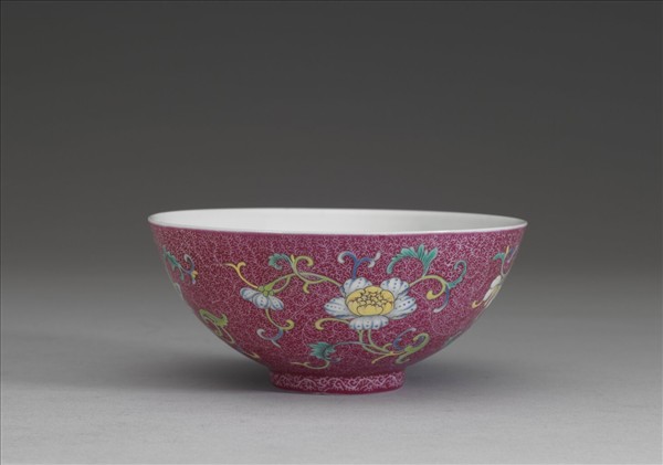 洋彩紅錦地花果紋碗