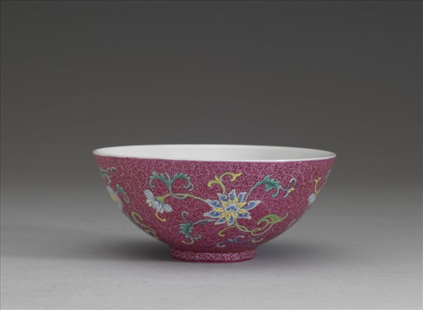 洋彩紅錦地花果紋碗